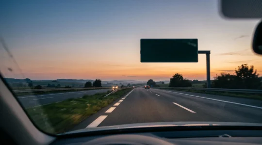 Panneau routier minimaliste vu depuis une voiture en mouvement, symbolisant un message compris en trois secondes