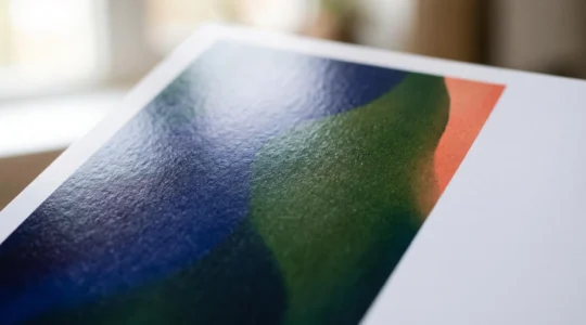 Une feuille de papier couché brillant capturant la lumière et révélant les détails fins d'une image imprimée